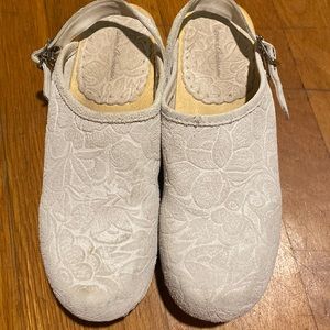 henna anderson white clogs.